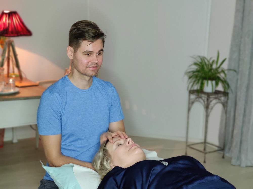 Hoidoissa suosin erityisesti lempeitä muotoja, kuten biodynaaminen ja kraniosakraalinen osteopatia. Niissä ei tarvitse riisua päällysvaatteita.